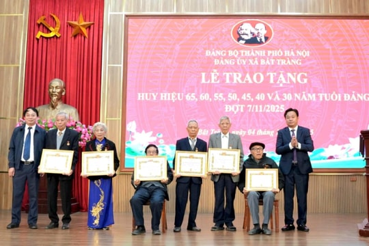 Xã Bát Tràng: 20 đảng viên được trao tặng, truy tặng Huy hiệu Đảng đợt 7-11