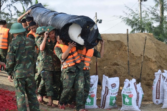 Quân khu 5 huy động hàng chục nghìn cán bộ, chiến sĩ ứng phó bão số 13