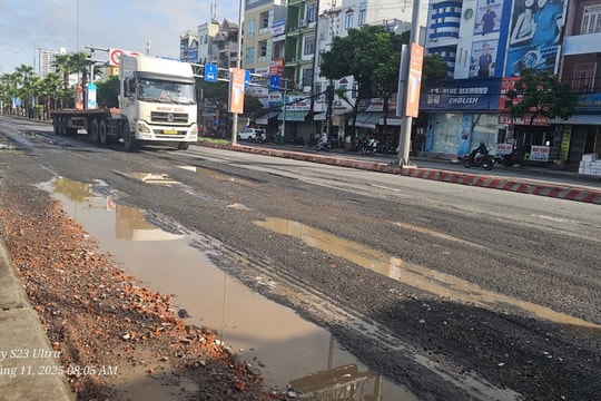 Nhiều đoạn quốc lộ 14B qua trung tâm TP Đà Nẵng nát như "ruộng cày"
