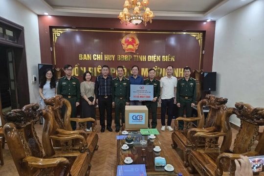 Công đoàn Trung tâm Thông tin tín dụng Quốc gia Việt Nam thăm trao tặng 16 máy tính cho Đồn Biên phòng Mường Nhé