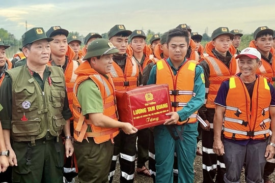 Bộ Công an thăm, động viên người dân vùng lũ Đà Nẵng