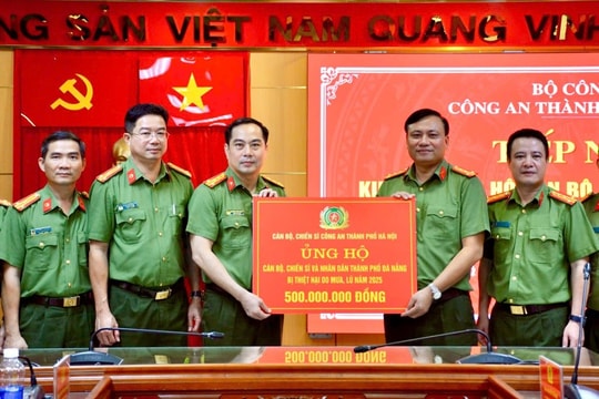 Công an Hà Nội trao hỗ trợ Nhân dân và cán bộ, chiến sĩ Công an TP Đà Nẵng 500 triệu đồng