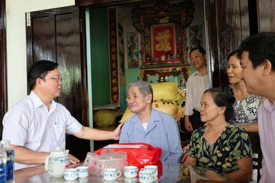 Đà Nẵng Trao 60 suất quà cho người dân phường Hòa Xuân thiệt hại do mưa lũ