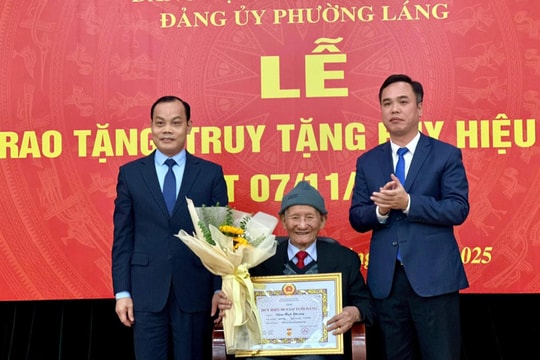 Đảng bộ phường Láng có 102 đảng viên nhận Huy hiệu Đảng