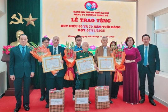 99 đảng viên phường Giảng Võ nhận Huy hiệu Đảng đợt 7-11