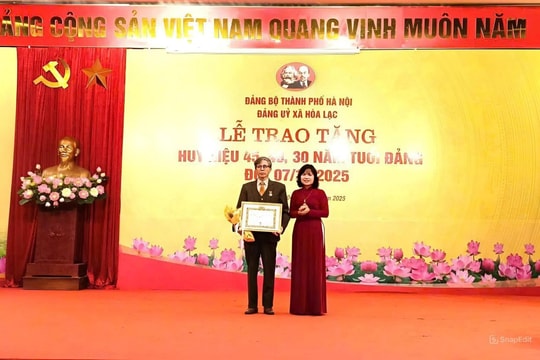 Xã Hòa Lạc tổ chức trao Huy hiệu Đảng đợt 7-11