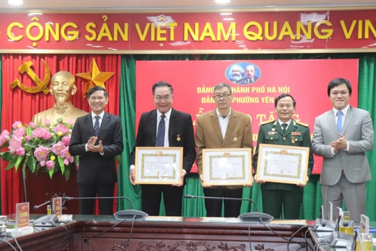 Yên Sở: Trao Huy hiệu Đảng tặng 13 đảng viên