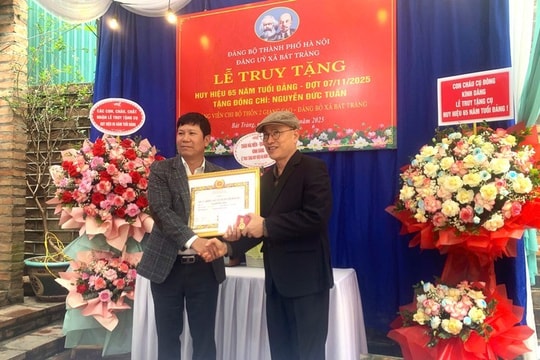 Bát Tràng tổ chức lễ trao tặng, truy tặng Huy hiệu Đảng đợt 7/11