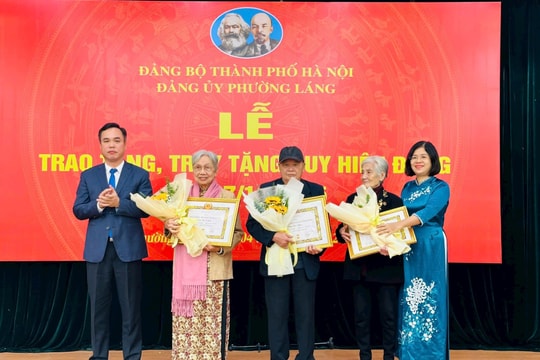 102 đảng viên thuộc Đảng bộ phường Láng nhận Huy hiệu Đảng