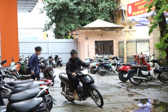 CSGT Hà Nội đột kích bãi giữ xe trường học: Học sinh "tẩu tán" phương tiện không thành