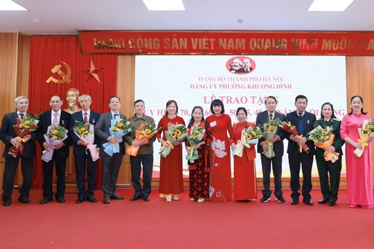 Phường Khương Đình trao Huy hiệu Đảng đợt 7-11