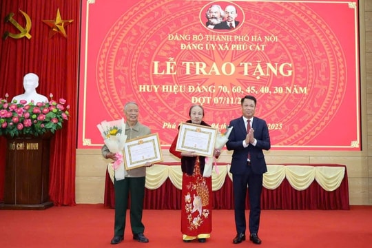 Xã Phú Cát trao Huy hiệu Đảng tặng 15 đảng viên