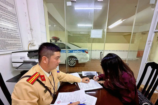 Đi ngược chiều trên đường Võ Chí Công, nữ tài xế bị phạt 19 triệu đồng