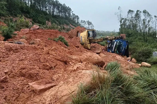 Hà Tĩnh: xử lý sạt lở đường ven biển, 2 người bị thương