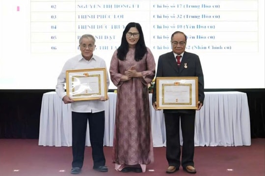 Phường Yên Hòa trao Huy hiệu Đảng tặng 90 đảng viên