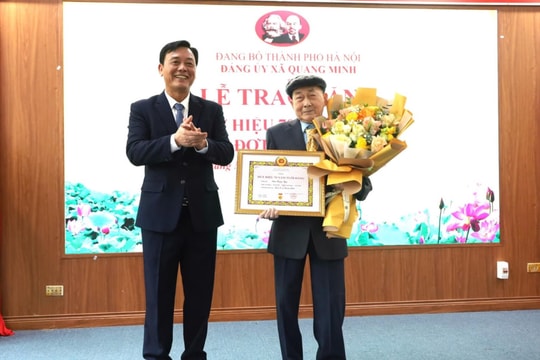 Đảng ủy xã Quang Minh trao Huy hiệu Đảng tặng 39 đảng viên