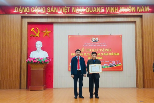 Phường Hoàng Liệt trao tặng, truy tặng 35 Huy hiệu Đảng