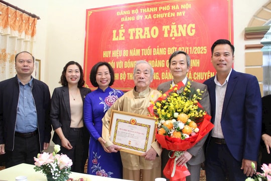 Chủ tịch Uỷ ban MTTQ Việt Nam thành phố Hà Nội Bùi Huyền Mai trao Huy hiệu Đảng tại Chuyên Mỹ