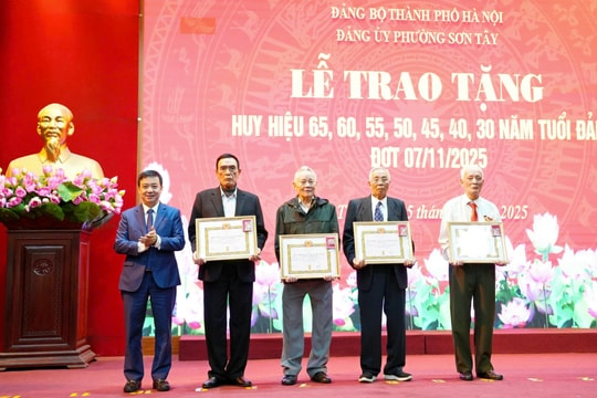 Sơn Tây: 62 đảng viên được trao tặng, truy tặng Huy hiệu Đảng đợt 7-11