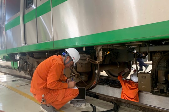 Xuyên đêm vì những chuyến tàu điện an toàn