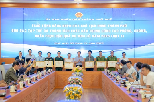 UBND TP Huế khen thưởng 12 tập thể có thành tích xuất sắc trong phòng, chống mưa lũ