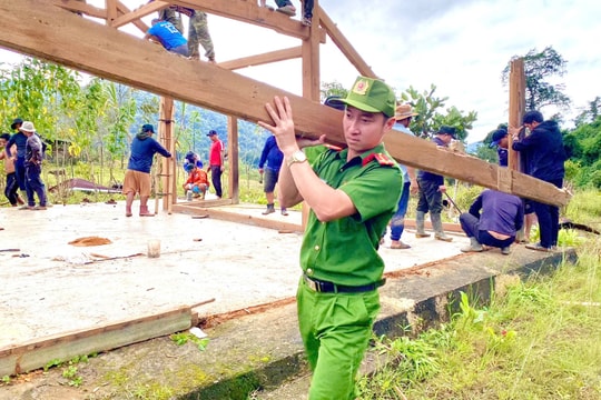 Đà Nẵng: Lực lượng Công an xung kích trên tuyến đầu khắc phục hậu quả mưa lũ