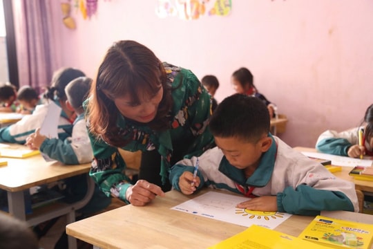 Hạnh phúc vì trò nghèo vùng biên được học Tin học