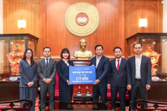 KienlongBank trao tặng 3 tỷ đồng ủng hộ đồng bào miền Trung bị ảnh hưởng bởi mưa, bão