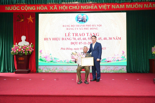 Trao Huy hiệu Đảng tặng 54 đảng viên xã Phù Đổng