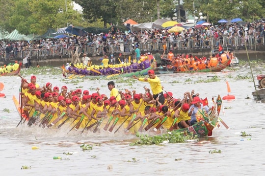 TP Cần Thơ Dòng Maspéro rộn ràng mùa hội ghe Ngo