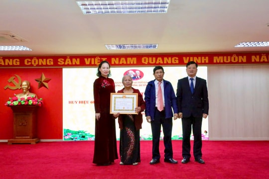 Đảng ủy phường Dương Nội trao Huy hiệu Đảng tặng 17 đảng viên