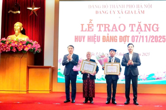 Chủ nhiệm Ủy ban Kiểm tra Thành ủy Hà Nội Nguyễn Xuân Lưu trao Huy hiệu Đảng tại xã Gia Lâm