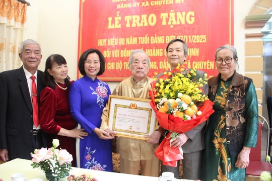 Chủ tịch Ủy ban MTTQ Việt Nam thành phố Hà Nội Bùi Huyền Mai trao Huy hiệu 80 năm tuổi Đảng tặng cụ Hoàng Quang Trịnh