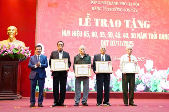 Phường Sơn Tây trao Huy hiệu Đảng cho 62 đảng viên tiêu biểu