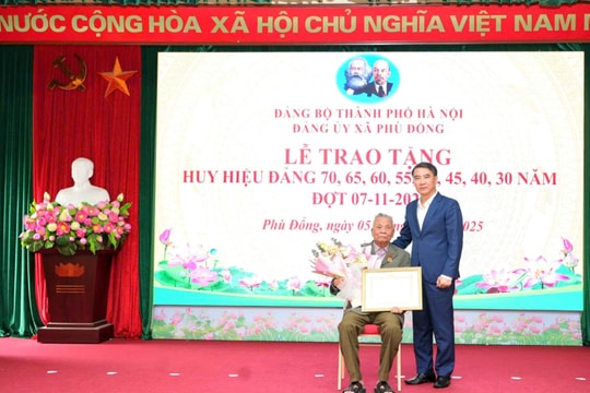 Chủ nhiệm Ủy ban Kiểm tra Thành ủy Hà Nội Nguyễn Xuân Lưu trao Huy hiệu Đảng tặng 54 đảng viên xã Phù Đổng