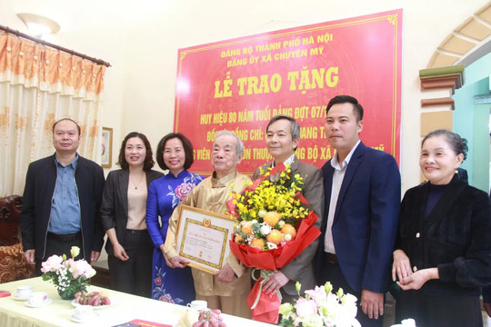 Chủ tịch Ủy ban MTTQ Việt Nam TP Hà Nội trao Huy hiệu 80 năm tuổi Đảng tặng đảng viên lão thành xã Chuyên Mỹ