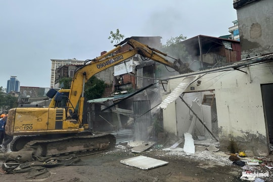 Phường Ô Chợ Dừa cưỡng chế thu hồi đất 2 hộ dân phục vụ dự án Vành đai 1