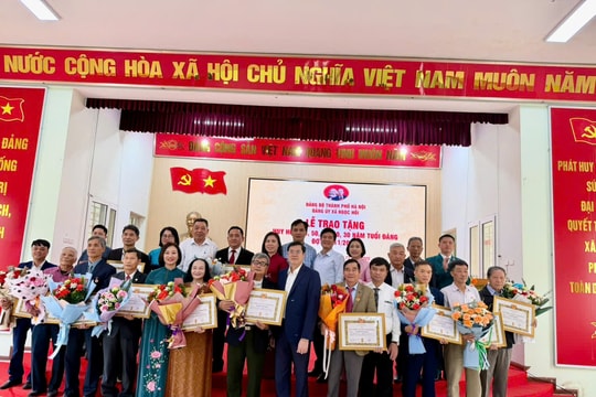 Xã Ngọc Hồi: 16 đảng viên được trao tặng Huy hiệu Đảng