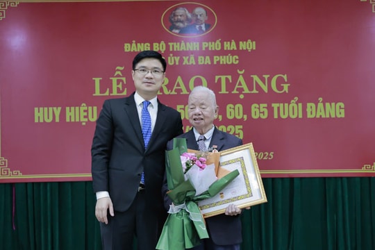 Xã Đa Phúc có 36 đảng viên được nhận Huy hiệu Đảng đợt 7-11