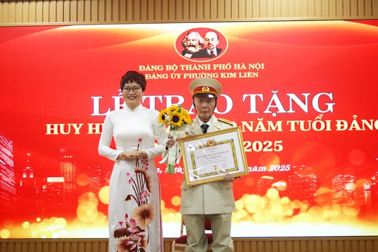 Phường Kim Liên: 11 đảng viên nhận Huy hiệu 70, 80 năm tuổi Đảng