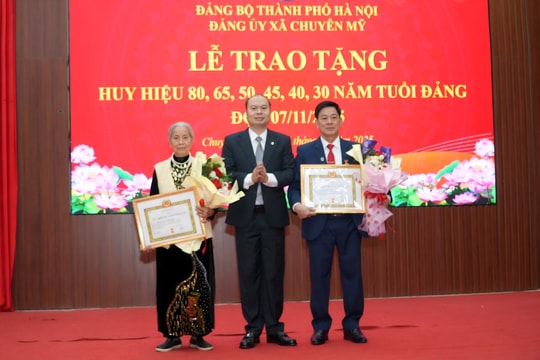 Chuyên Mỹ trao Huy hiệu Đảng tặng 18 đảng viên tiêu biểu