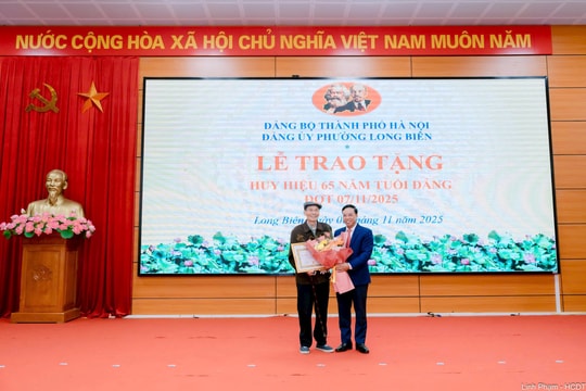 50 đảng viên Đảng bộ phường Long Biên nhận Huy hiệu Đảng đợt 7-11