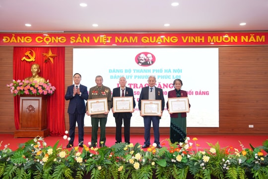 Đảng bộ phường Phúc Lợi có 49 đảng viên được tặng Huy hiệu Đảng