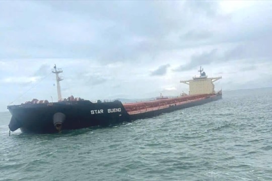 Khẩn trương xử lý nguy cơ tràn dầu từ tàu Star Bueno tại vùng biển Dung Quất
