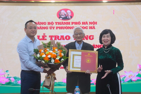 100 đảng viên phường Ngọc Hà nhận Huy hiệu Đảng đợt 7-11