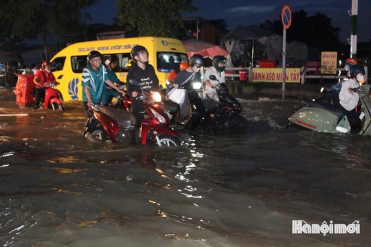 TP Hồ Chí Minh: Triều cường đạt đỉnh gây ngập sâu nhiều nơi
