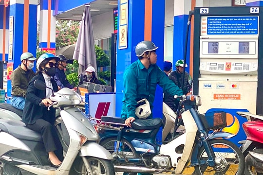 Giá 2 loại xăng giảm nhẹ, giá dầu nhích tăng