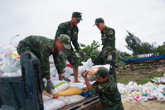 Bộ đội dầm mưa giúp dân Cửa Đại chống bão