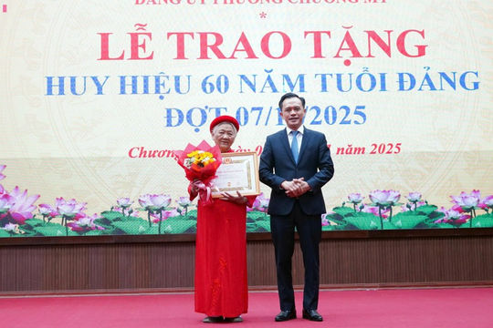 Chương Mỹ: Trao tặng Huy hiệu Đảng, tri ân những chặng đường cống hiến