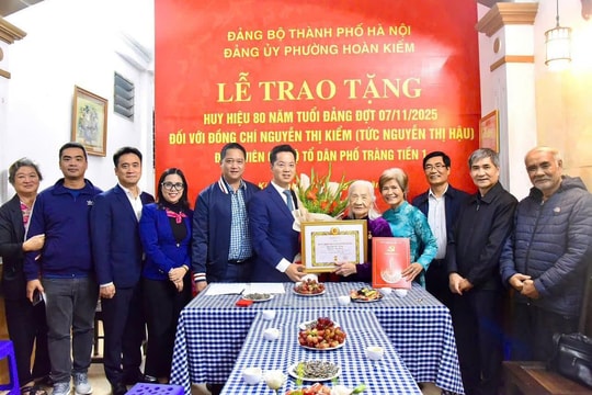 78 đảng viên phường Hoàn Kiếm vinh dự nhận Huy hiệu Đảng